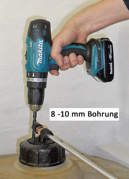 Montage der Standleitung für PE-Batterietanks